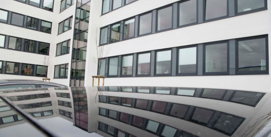 Windhoff GmbH in Rheine - Beispiel für effektiven Blendschutz eines Verwaltungsgebäudes